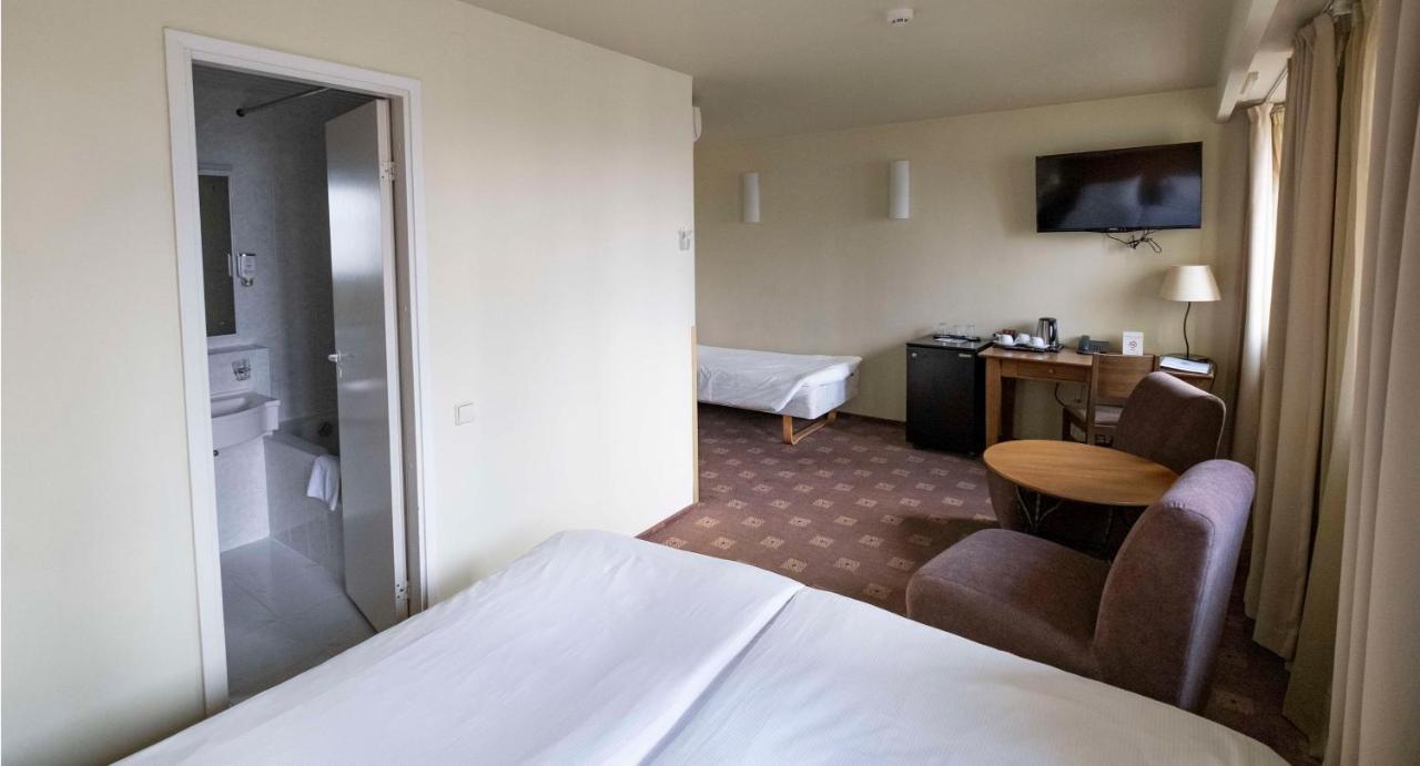 Triple Room Three Single Beds,1381075190:JPEG
